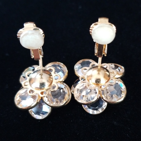 Vintage Austrian Crystal Flower Gold Tone Clip On Earrings - Picture 9 of 16